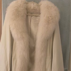 Coat lamb skin, dyed blue fox collar